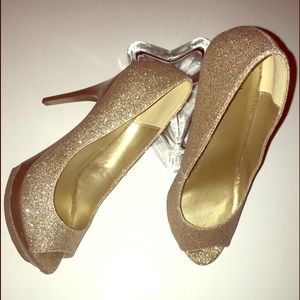✨GOLD SPARKLING HEART IN D HEELS SZ US 6.5 EU 36.5
