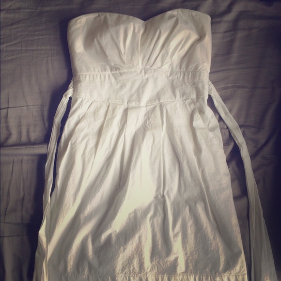 Strapless short white dress with zipper