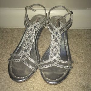 Low heel silver shoes