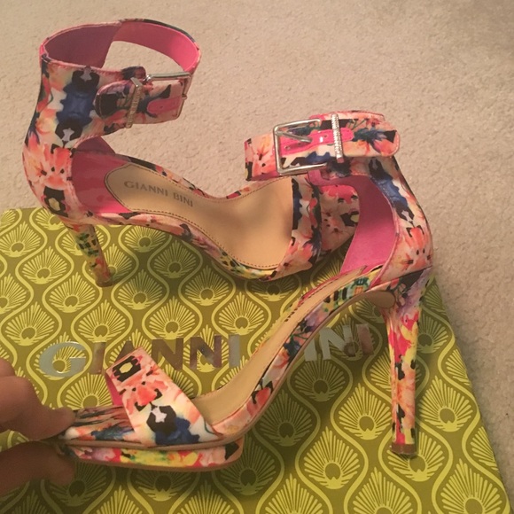 Gianni Bini Ankle strap sandles