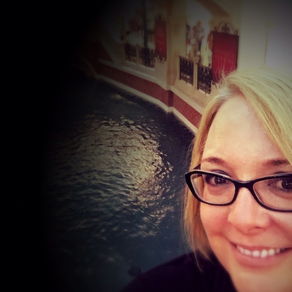 Meet your Posher, Stacy - Picture 2 of 3