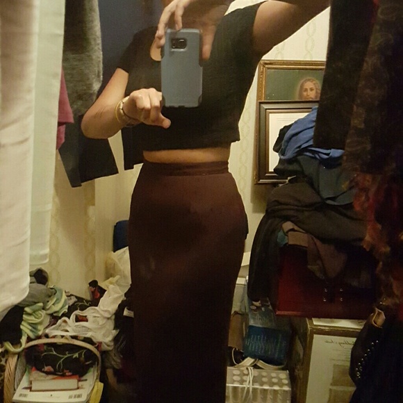 High-waisted skin tight plum skirt - Picture 2 of 3