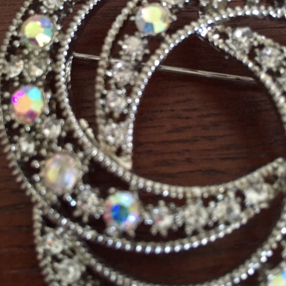 ✨HOST PICK✨ Jeweled brooch - Picture 2 of 3