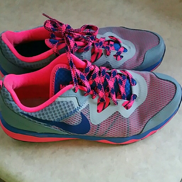 Women's very nice pair of Nike dual Fusion Trail.