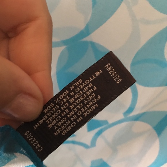 Coach blue scarf 100% silk - Picture 4 of 4