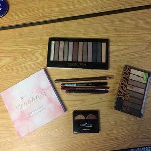 Eyeshadow and Lip Liner Bundle!!!