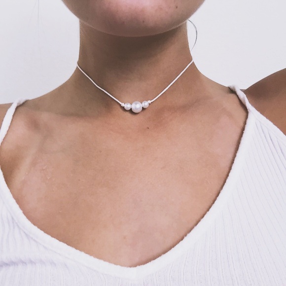 Jewelry - triple pearl white choker
