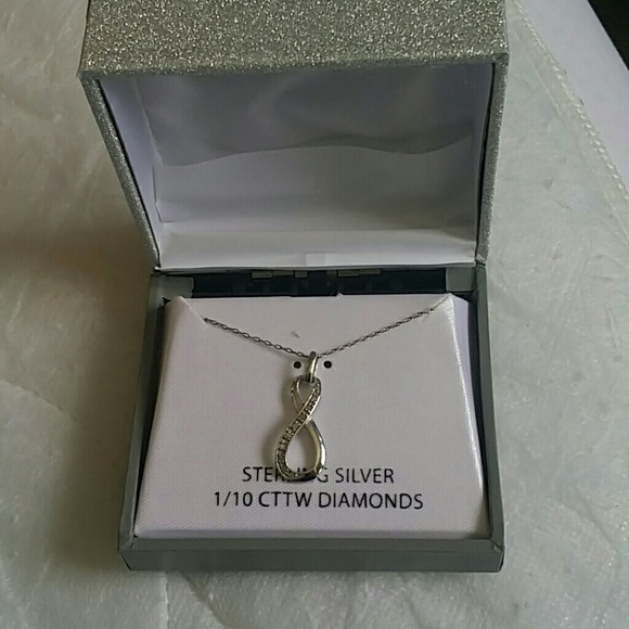 Sterling silver 1/10 CTTW dimonds necklace.