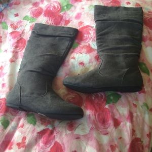 NWOT Grey suede boots