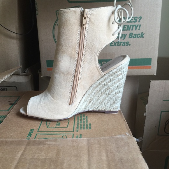 Wedge peep toe