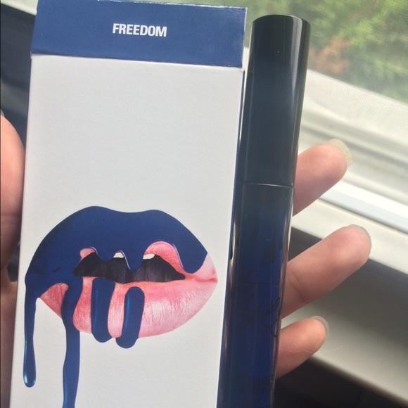 How To Wear The Blue Freedom Lip Kit According To Kylie  Exclusive Freedom Kylie lipkit