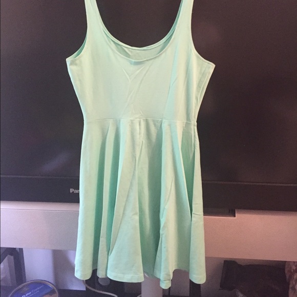 Dresses - Picture 2 of 3