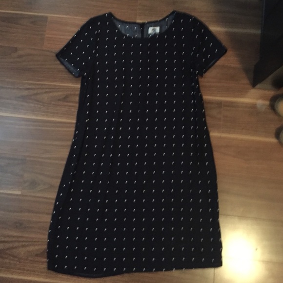 Black and white Old Navy dress with keyhole back