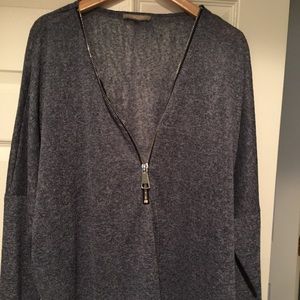 Light weight too with silver zipper