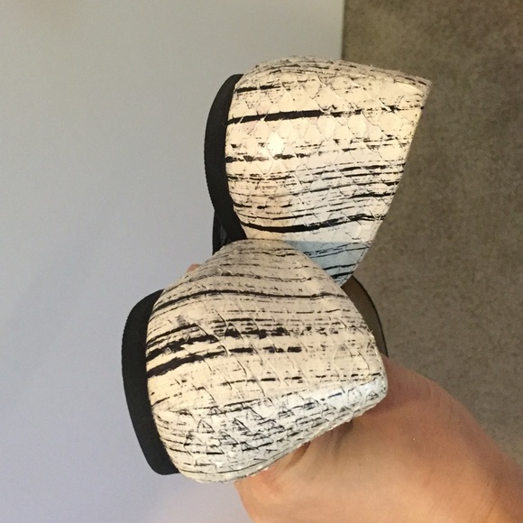 Black and white pointy flats - Picture 3 of 4