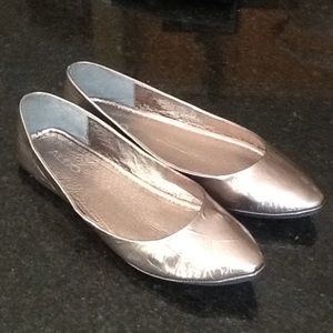 Aldo pointy toed flats! Size 41. Pewter metallic!