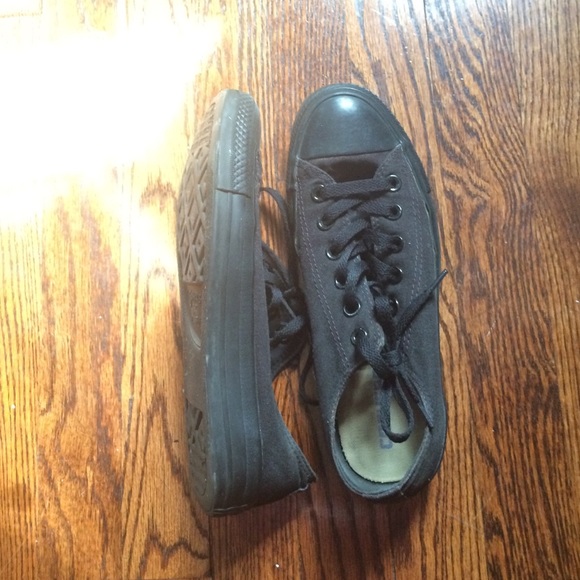 ❌SOLD❌Chuck Taylor All Star Low Top Sneaker❌ - Picture 2 of 3