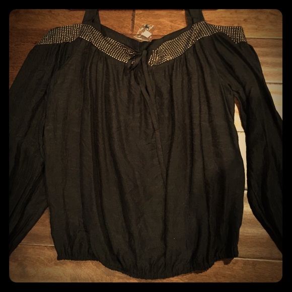 ⭐️SOLD⭐️NWT Open shoulder party blouse!
