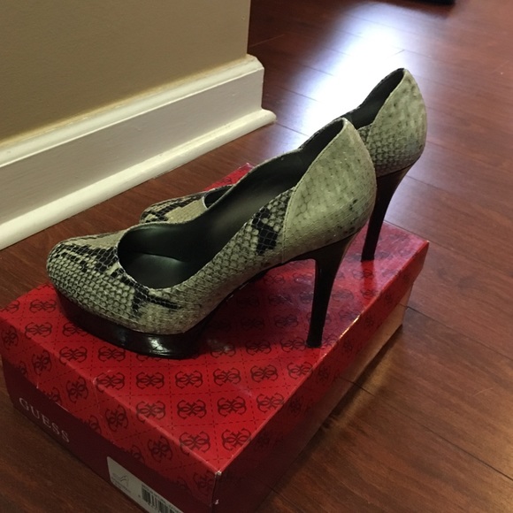 Guess Platform Python-Print Pumps