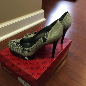 Guess Platform Python-Print Pumps