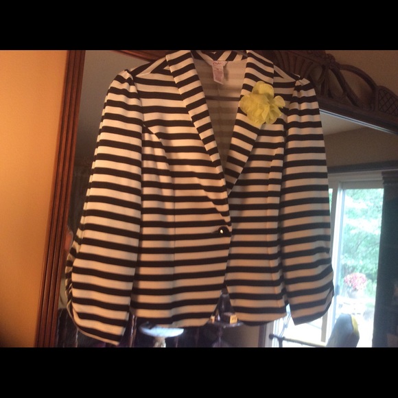 Cute  jacket with flower brooch