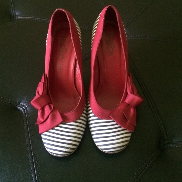 LAST CHANCE -- Tribecca Kenneth Cole heels