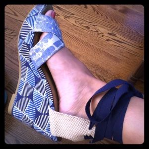 Wedges that tie around the ankle