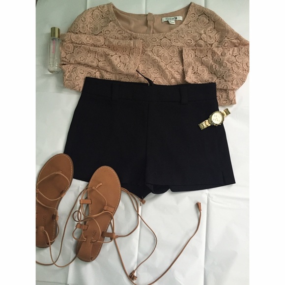 High-waisted black shorts size S