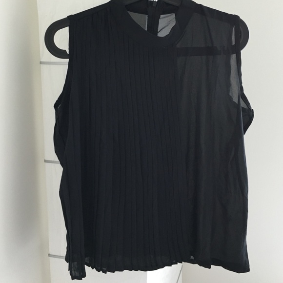 Cute black pleaded side top