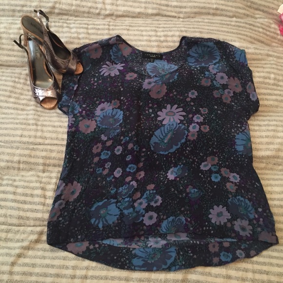🌸Dark Floral Loose Top - Picture 2 of 4