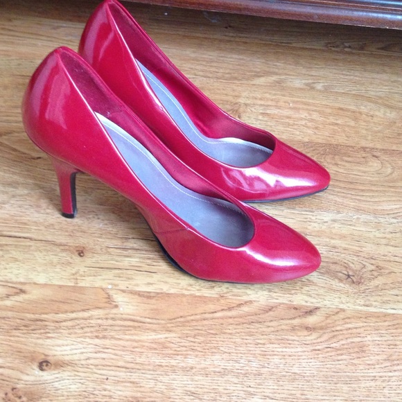 Red Fioni Pumps