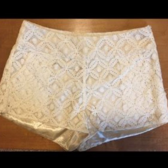 Honey Punch lace shorts size small