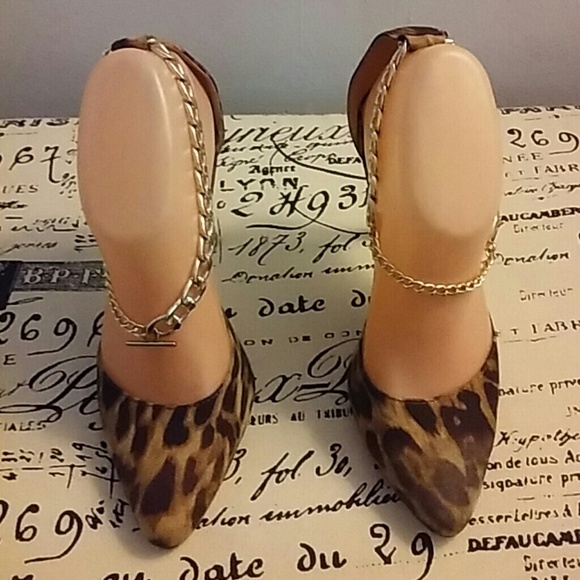 Animal print heel with gold ankle chain