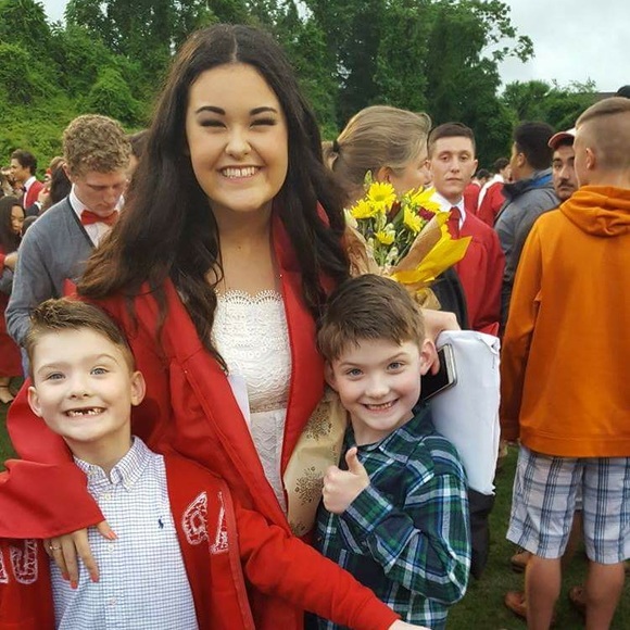 Meet your Posher, Caitlin - Picture 3 of 4