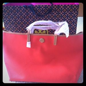 Gorgeous tote bag perfect for all seasons!❤️☀️⚡️