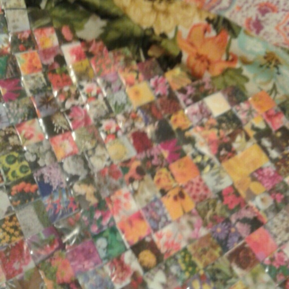 A laminated, handmade purse made of recycled pap - Picture 2 of 3