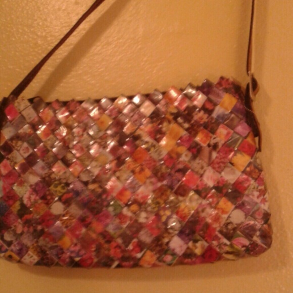 A laminated, handmade purse made of recycled pap - Picture 3 of 3