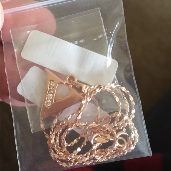 Rose Gold 18' chain with the Letter V - Picture 1 of 1