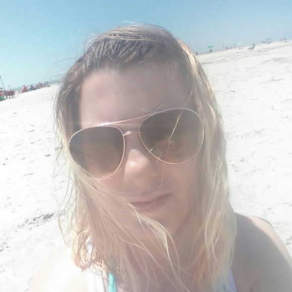 Meet your Posher, Alaura