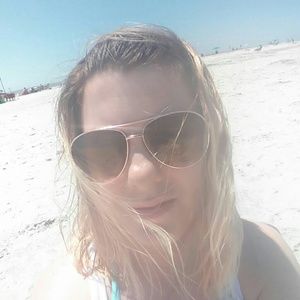 Meet your Posher, Alaura