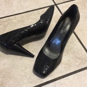 Black leather DKNY pumps