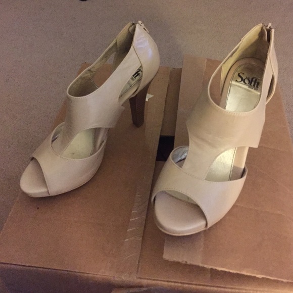 Sofft shoes size 10M.  They have a 3in heel