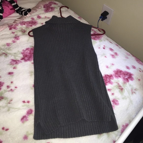 Ribbed dark gray turtle neck