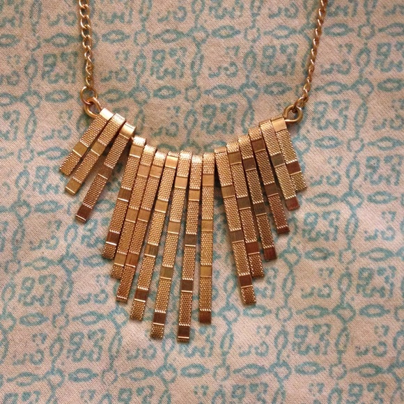 Faux gold necklace - Picture 2 of 3