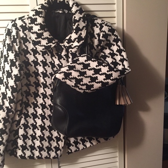 Adorable thick houndstooth blazer!