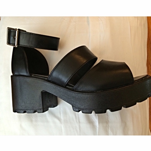 Chunky heel strapped sandals