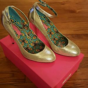 Betsy Johnson silver python heels