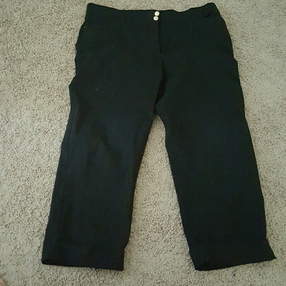 Black Capri pants