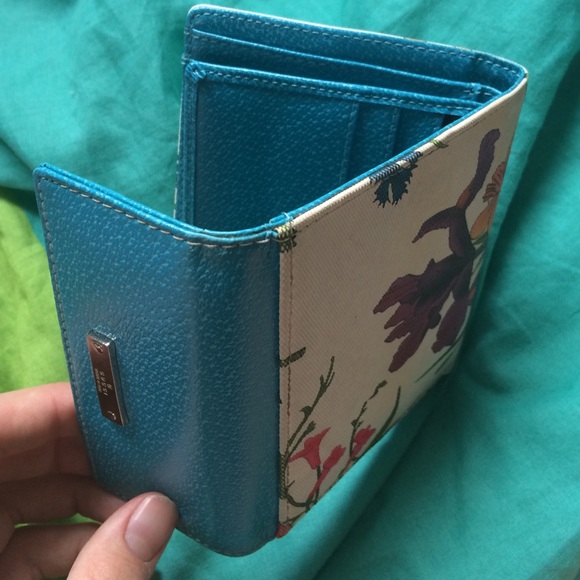 Gorgeous Floral Gucci Wallet :) - Picture 3 of 3