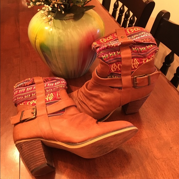 Lovely Little Boots - Picture 2 of 2